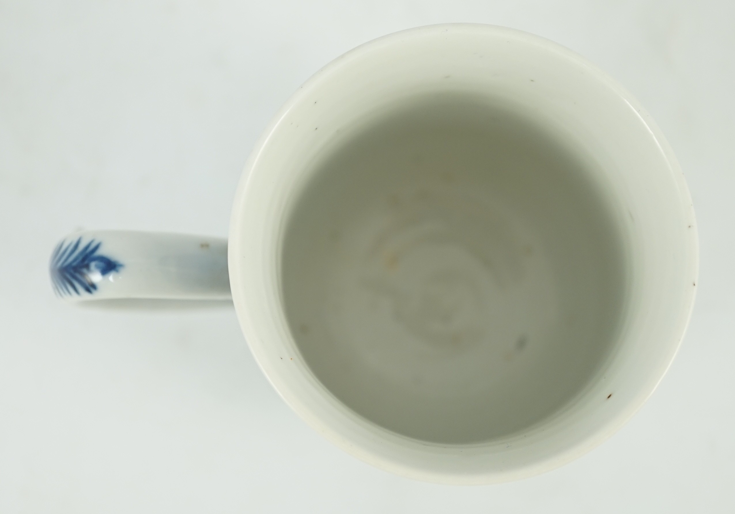 An 18th century Chinese export famille rose mug, 11.5cm